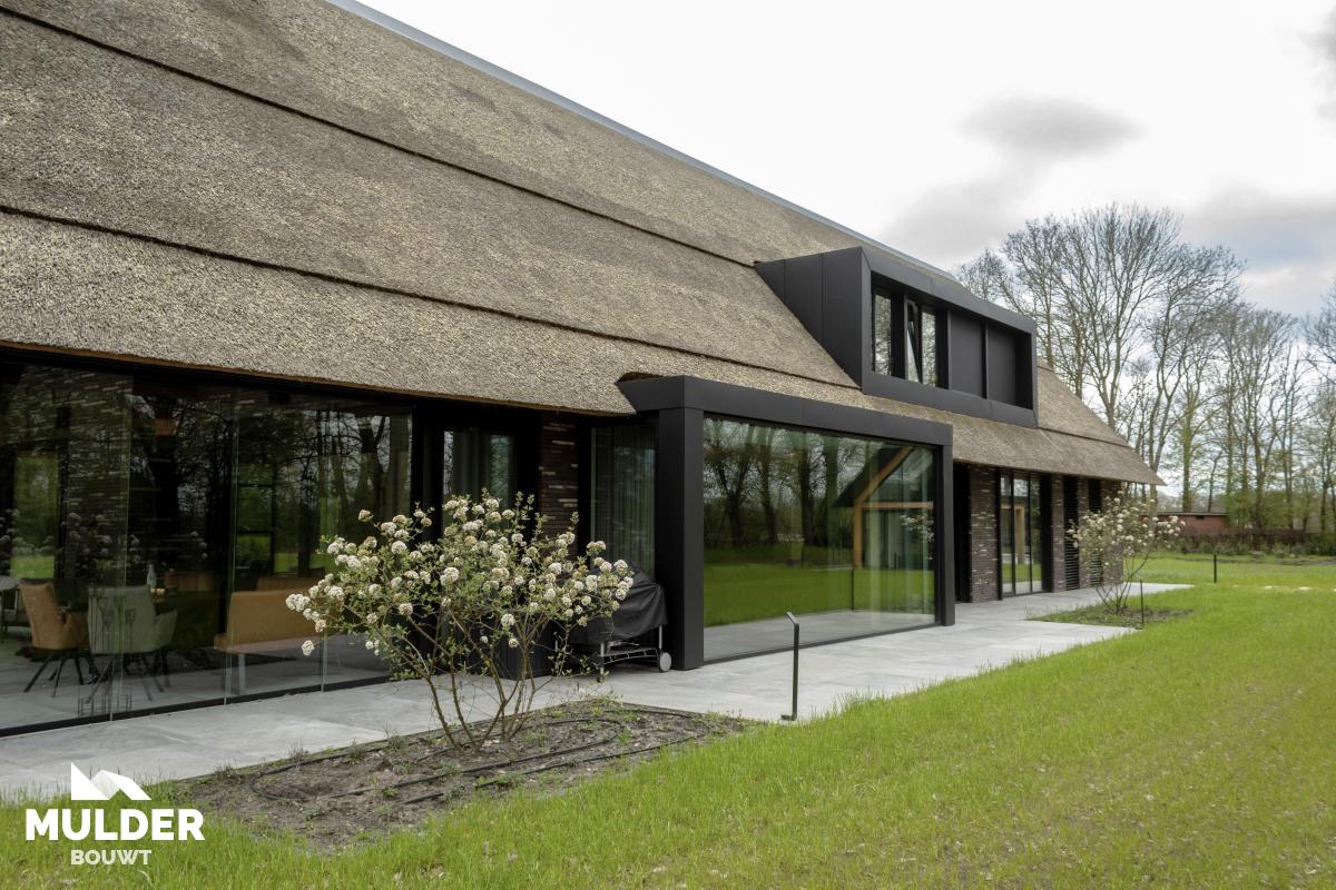 Woonvilla met bijgebouwen in Bornerbroek