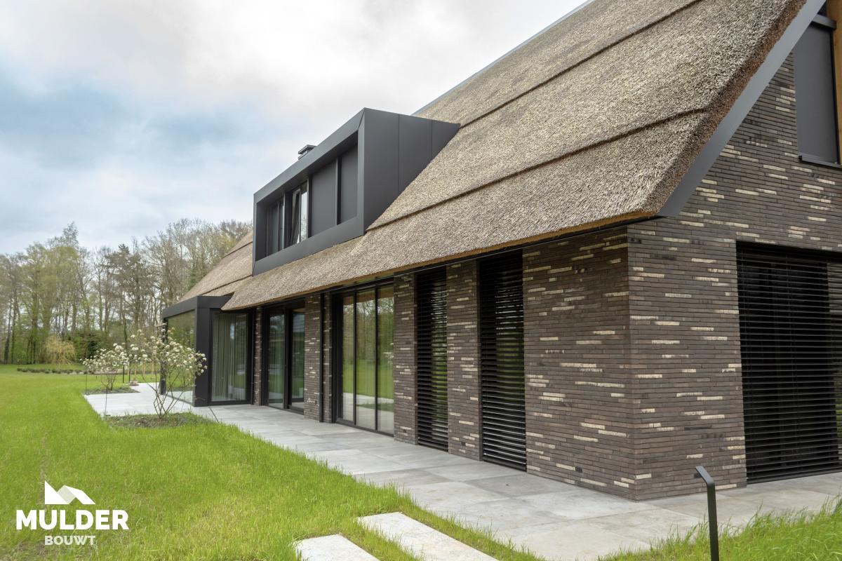 Woonvilla met bijgebouwen in Bornerbroek