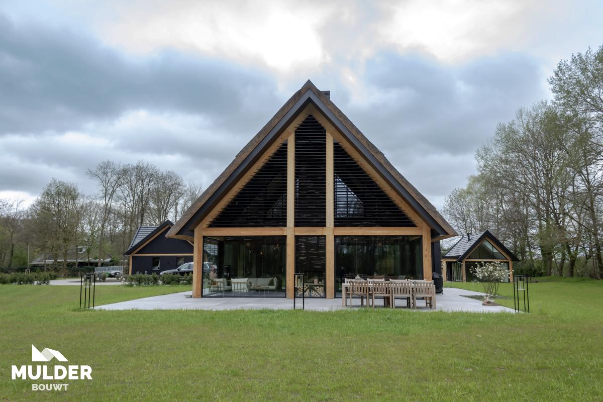 Woonvilla met bijgebouwen in Bornerbroek