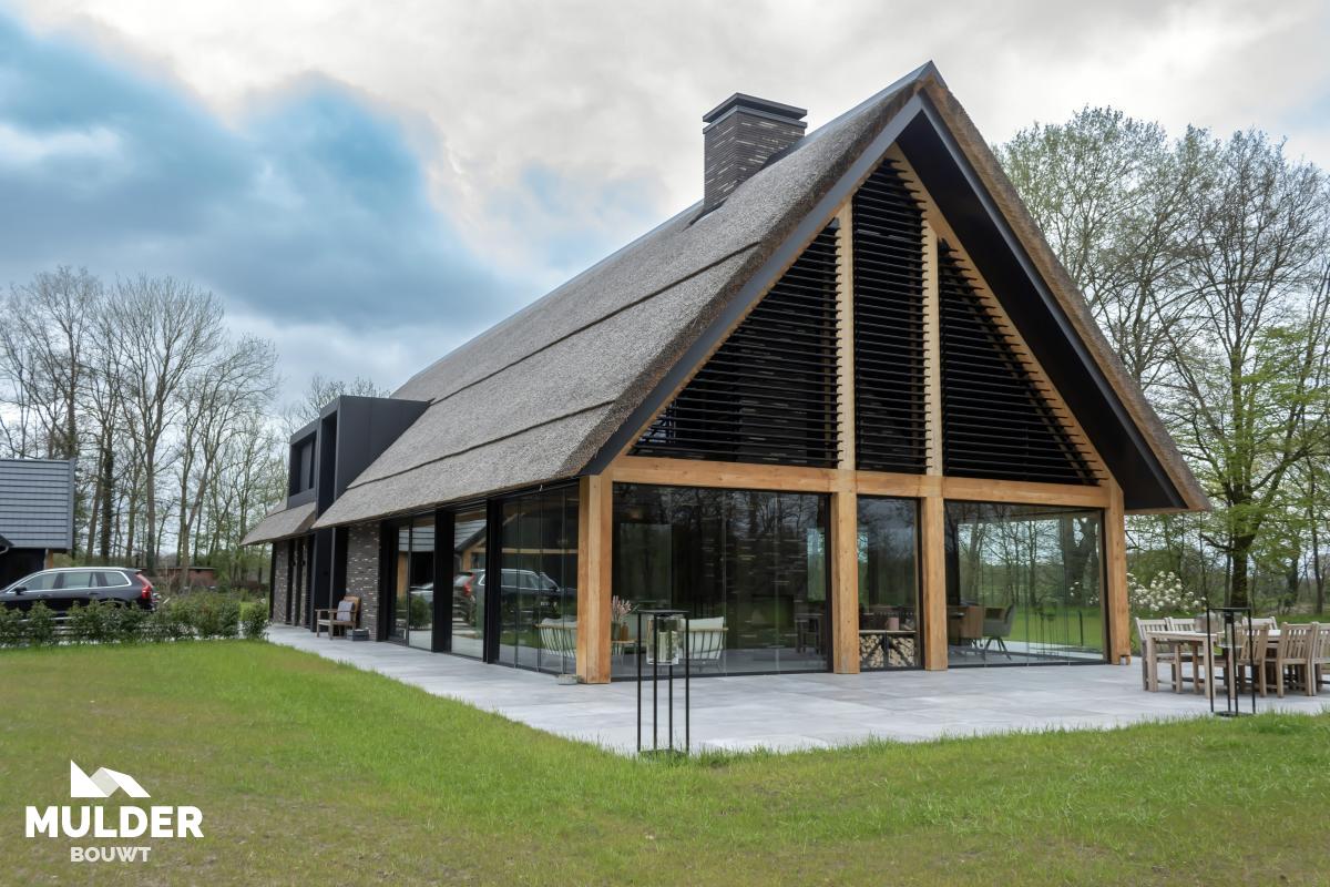 Woonvilla met bijgebouwen in Bornerbroek