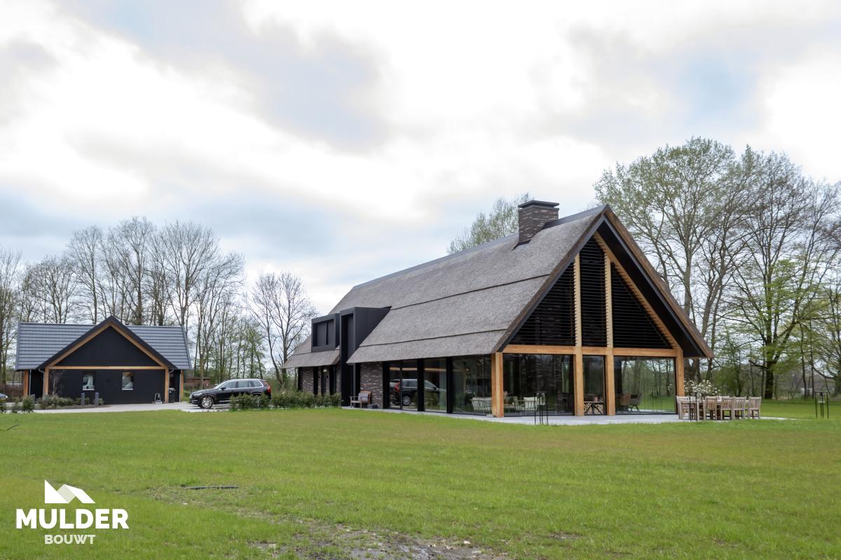 Woonvilla met bijgebouwen in Bornerbroek