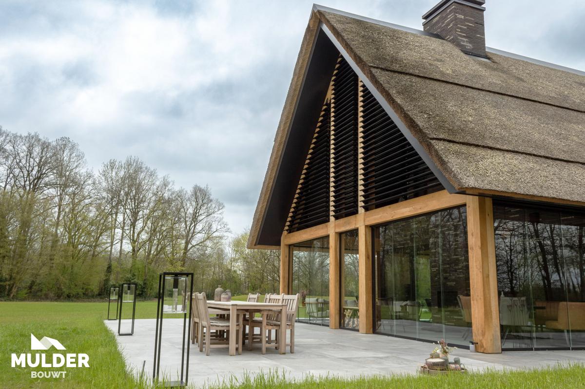 Woonvilla met bijgebouwen in Bornerbroek