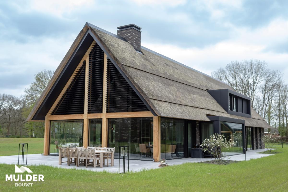 Woonvilla met bijgebouwen in Bornerbroek