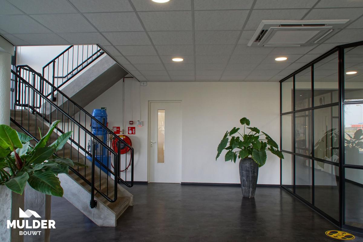 Bedrijfshal met kantoren in Hengelo