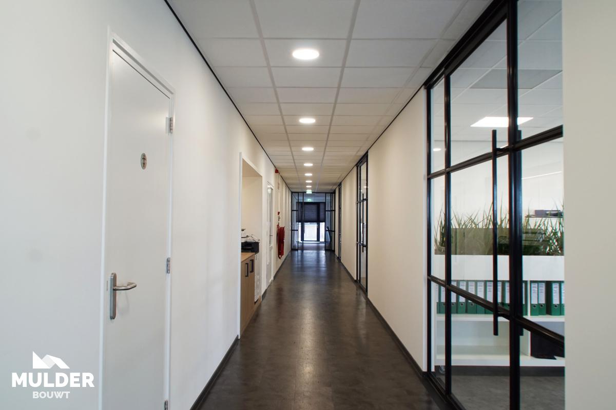 Bedrijfshal met kantoren in Hengelo