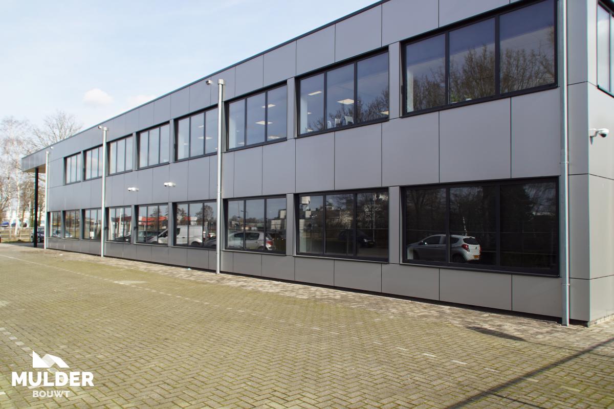 Bedrijfshal met kantoren in Hengelo